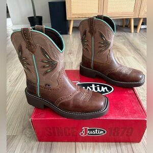Justin Boots Women's Brown & Teal Nettie Cowgirl Boots New with box. Size 6.5